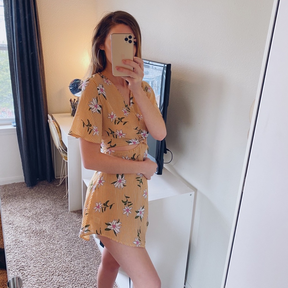 Yellow dress with flowers‎